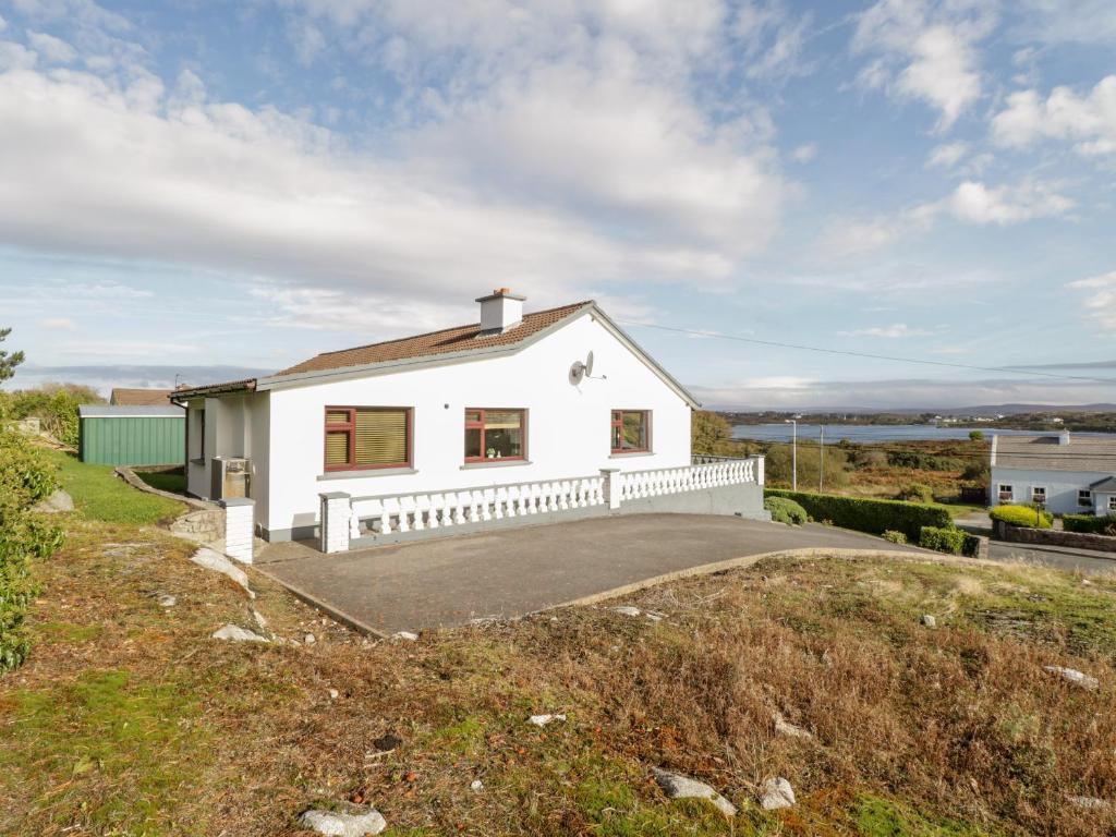 una casa blanca en la cima de una colina en Aras Iosgan en Carraroe