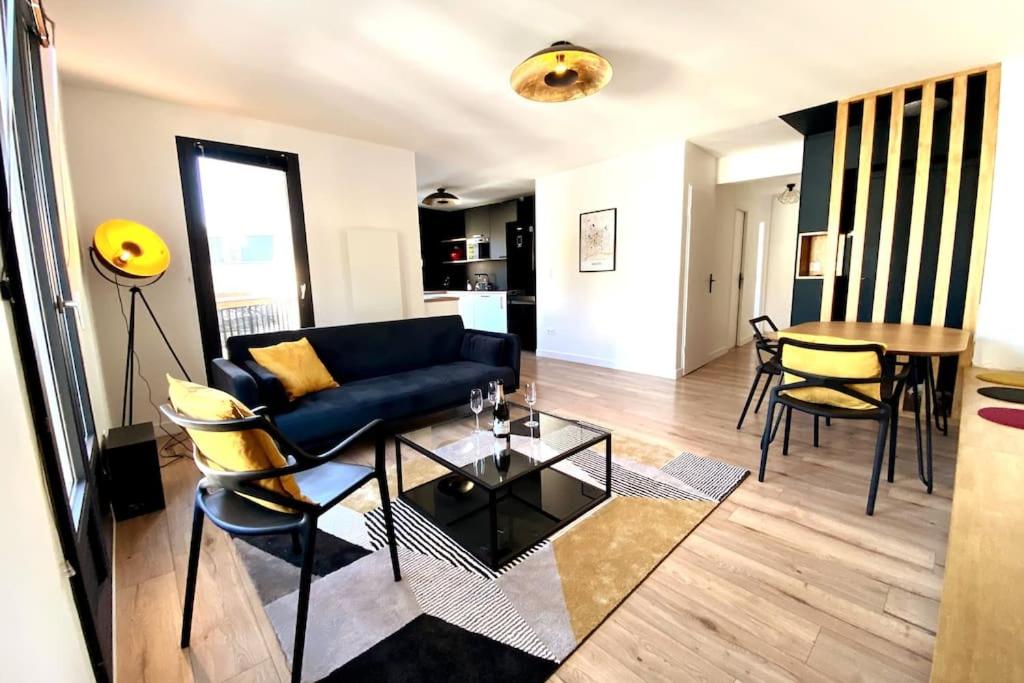 sala de estar con sofá y mesa en Appartement CENTRE DES CONGRES - BALCON - FACULTES - PARKING en Angers
