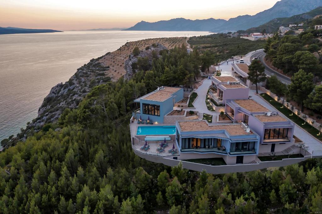 z góry widok na dom na wzgórzu nad wodą w obiekcie Kuk Oaza Luxury Villas w Makarskiej