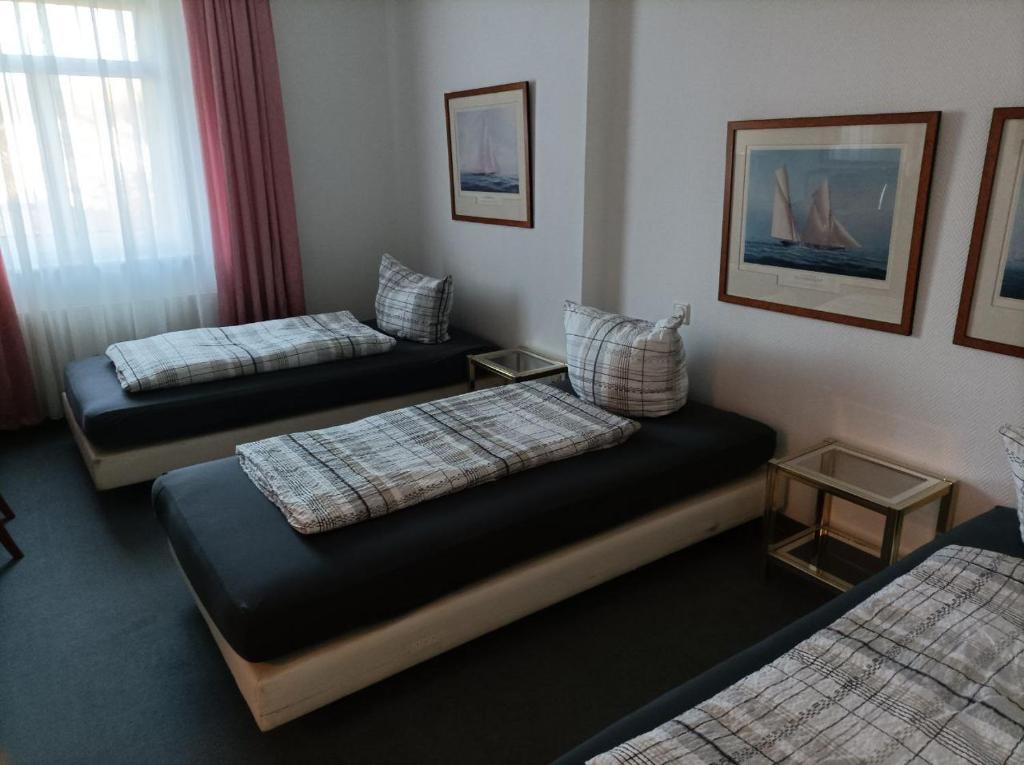 Postel nebo postele na pokoji v ubytování Pension für Monteure in Dresden, Zimmer mit eigenem Bad und großer Gemeinschaftsküche
