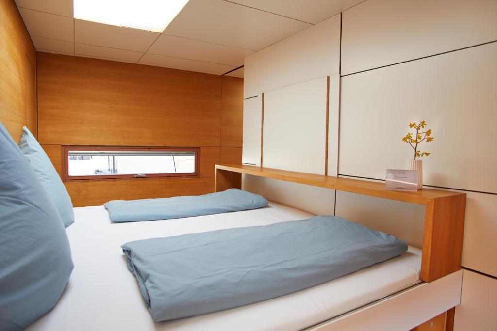Postel nebo postele na pokoji v ubytování JULIA - Schwimmendes Apartment