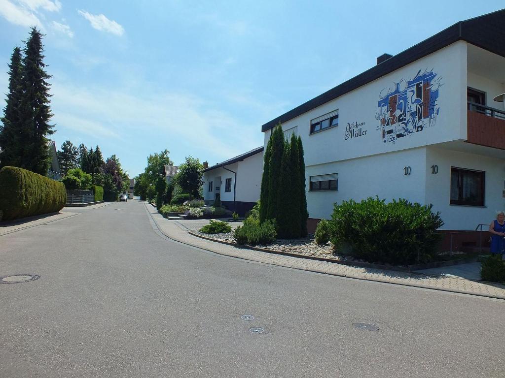 an empty street in front of a white building at Gästehaus Müller in Bad Schonborn