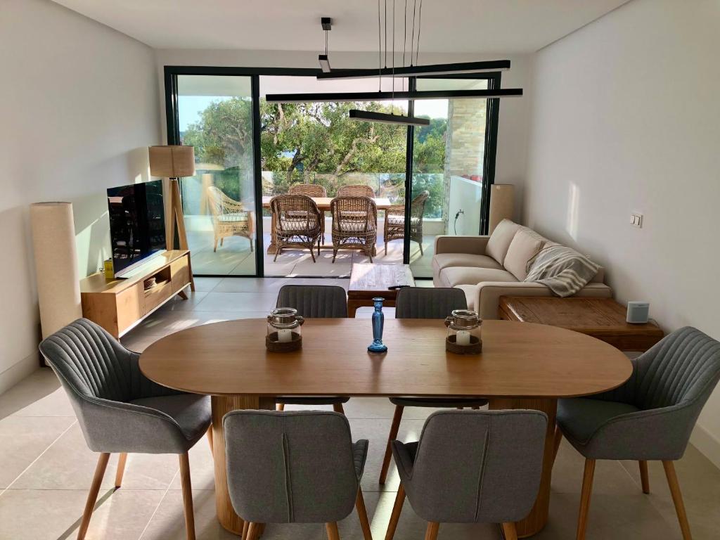 sala de estar con mesa de madera y sillas en Modern Apartment in front of Cabopino Golf en Cabopino