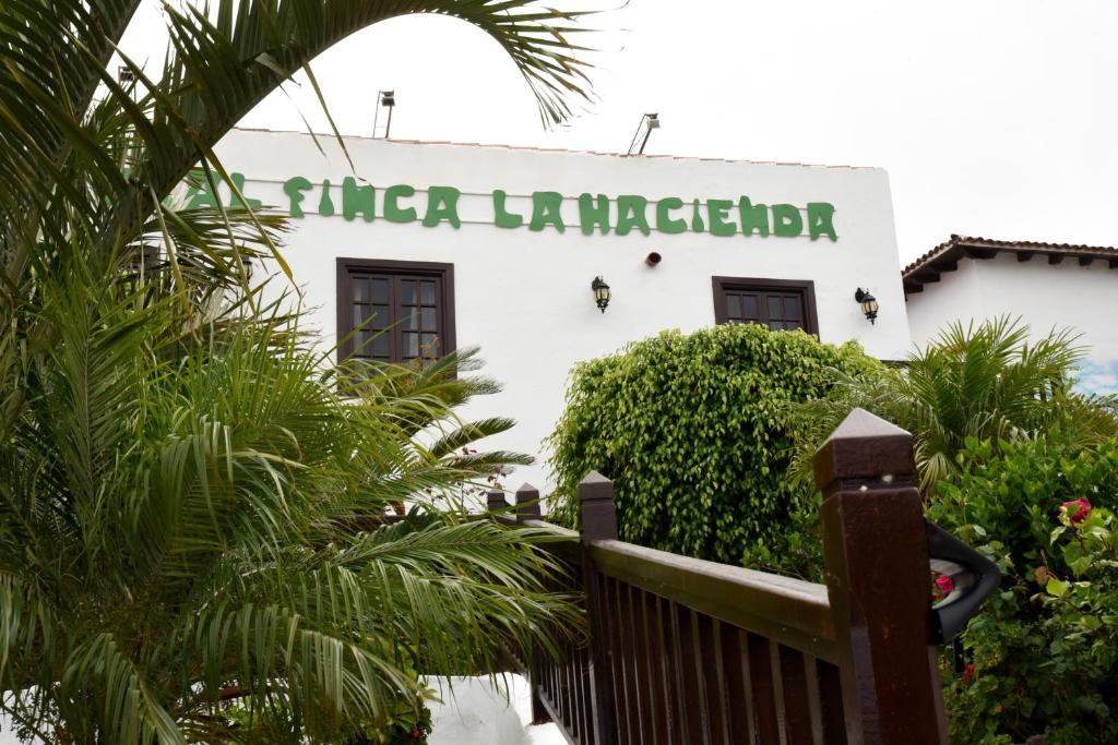 un edificio con un cartel para la escalera Margherita en Hotel Rural Finca La Hacienda en Los Silos