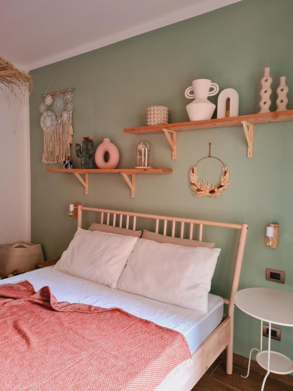 ein Schlafzimmer mit einem Bett und Regalen an der Wand in der Unterkunft La Boheme Self check-in Suite in San Pellegrino Terme