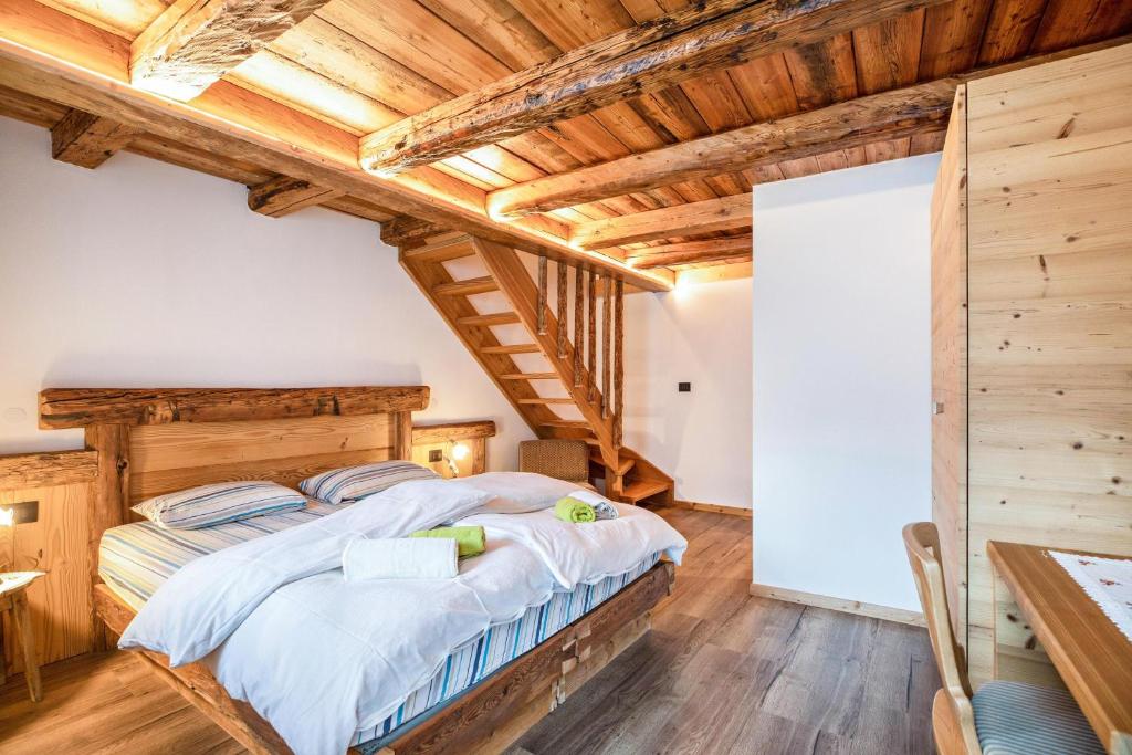 Posteľ alebo postele v izbe v ubytovaní Chalet Osmar Appartamento 2