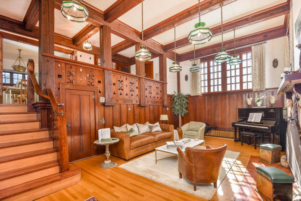 Metaline FallsにあるThe Rock House of Metaline Fallsのリビングルーム(ソファ、ピアノ付)