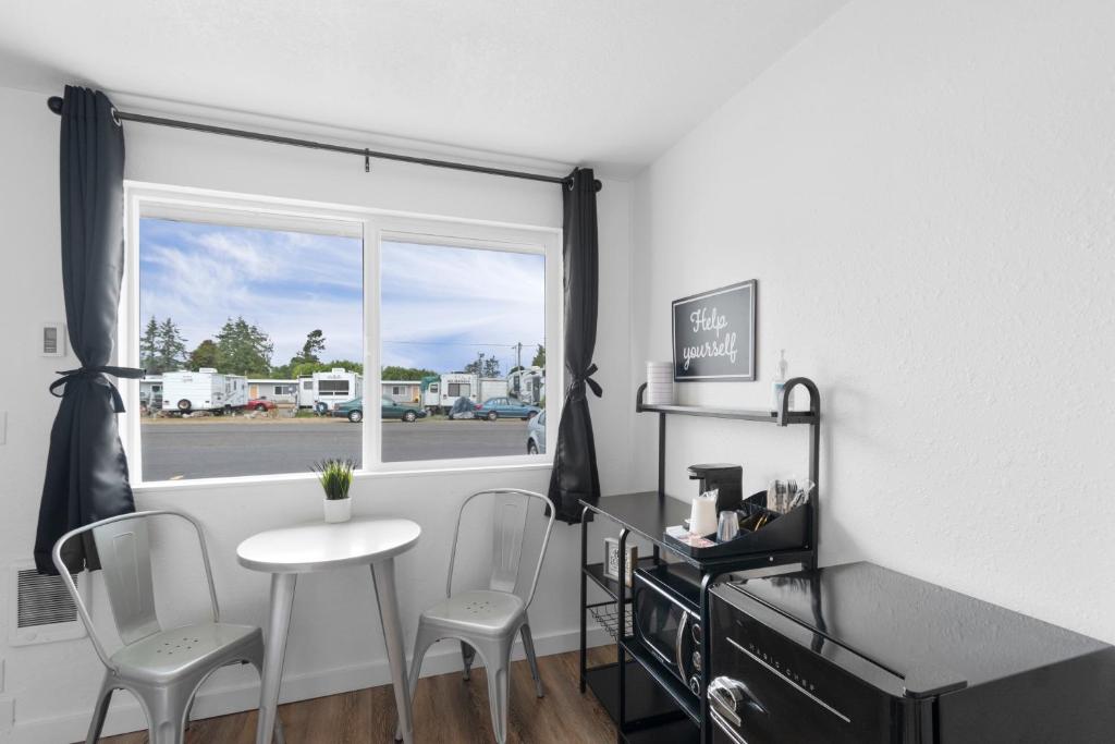 Kuchyň nebo kuchyňský kout v ubytování Silver Sands Motel