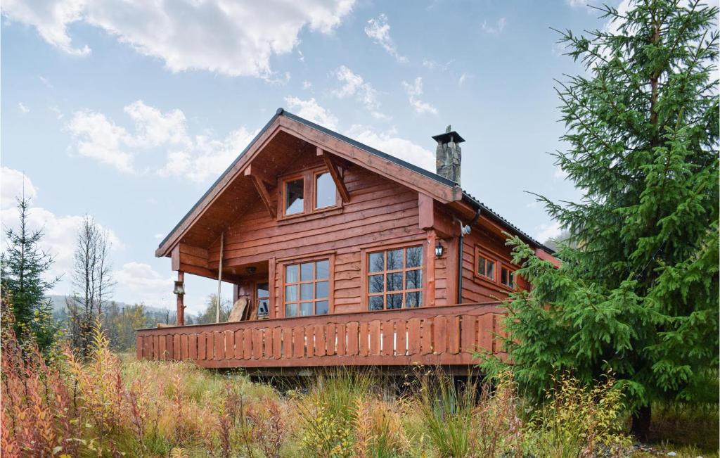 una grande cabina in legno con una grande finestra di Cozy Home In Norheimsund With Sauna a Norheimsund