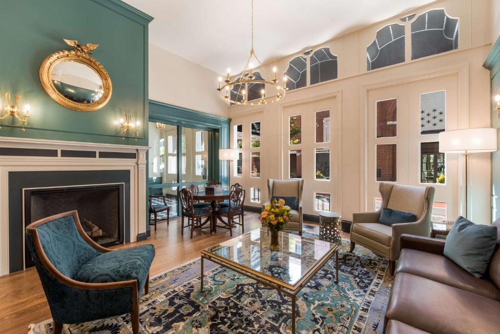 sala de estar con muebles y chimenea en Independence Park Hotel, Premier Collection en Filadelfia