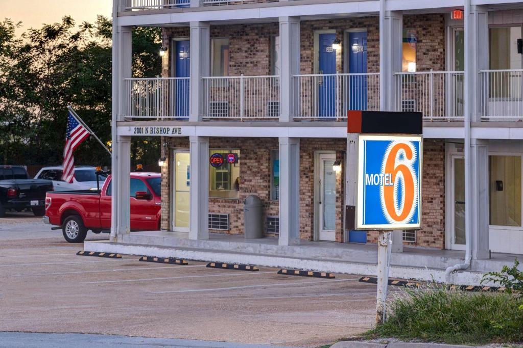 a sign in a parking lot in front of a building at Motel 6-Rolla, MO in Rolla