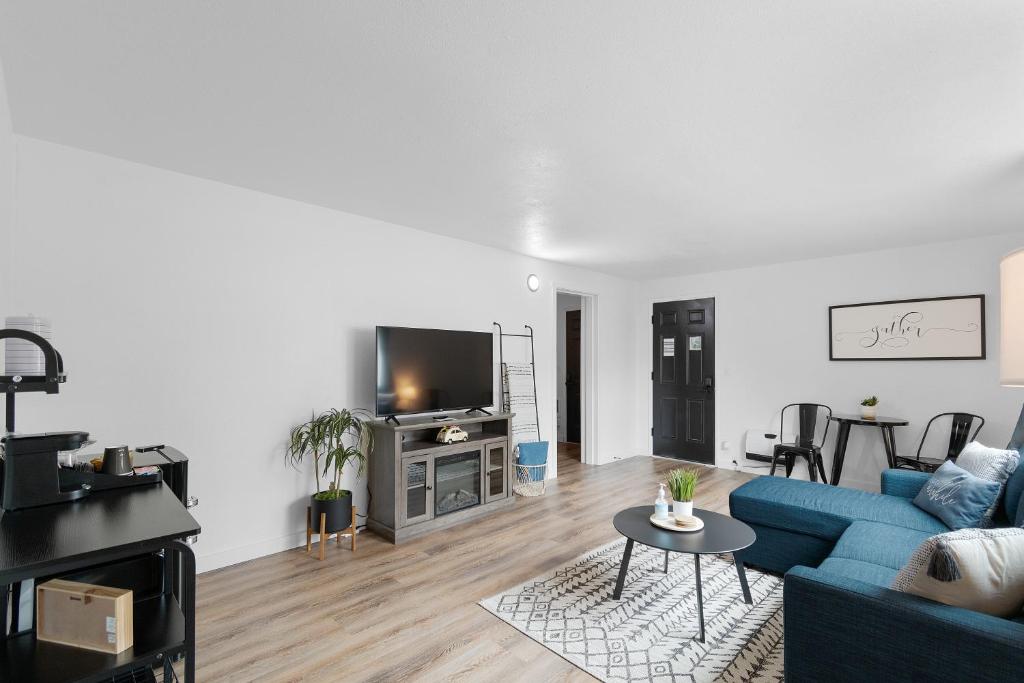 TV a/nebo společenská místnost v ubytování Silver Sands Motel