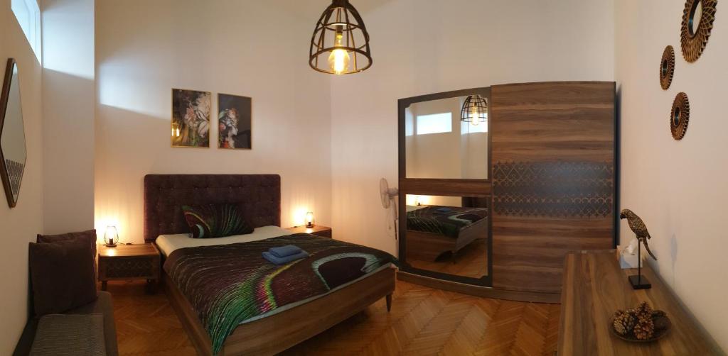 Postel nebo postele na pokoji v ubytování Sunny and spacious apartment near city centre