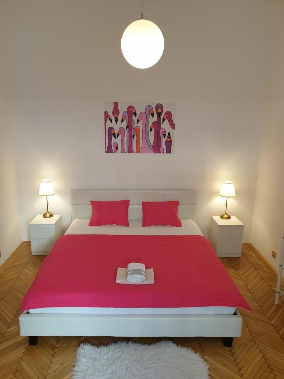 Postel nebo postele na pokoji v ubytování Sunny and spacious apartment near city centre