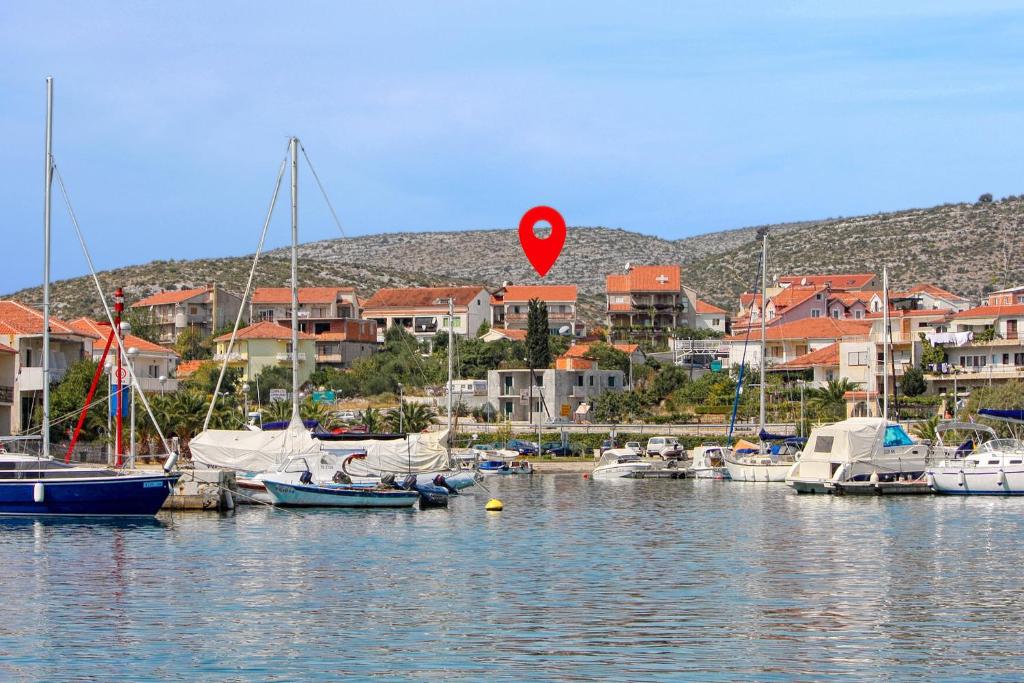 eine Gruppe von Booten, die in einem Yachthafen mit Häusern angedockt sind in der Unterkunft Twin Room Marina 5953a in Marina