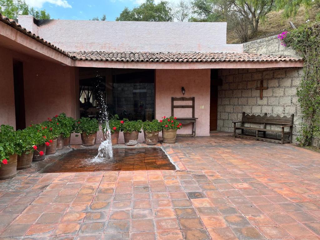a patio with a fountain in the middle of a house at Impresionante casa en el campo Tepeji in Tepexi del Río