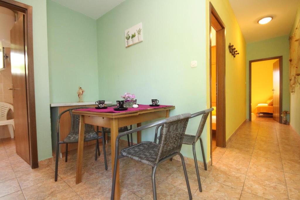 Zdjęcie z galerii obiektu Apartment Stari Grad 8780c w mieście Stari Grad