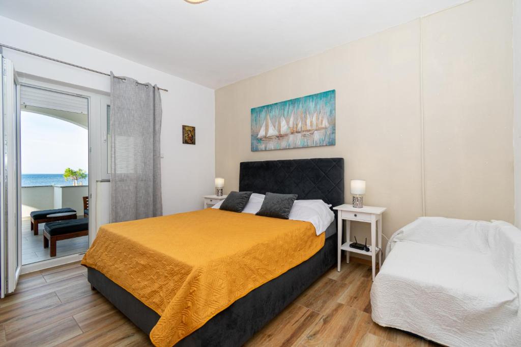 Postel nebo postele na pokoji v ubytování Apartments by the sea Mandre, Pag - 4093