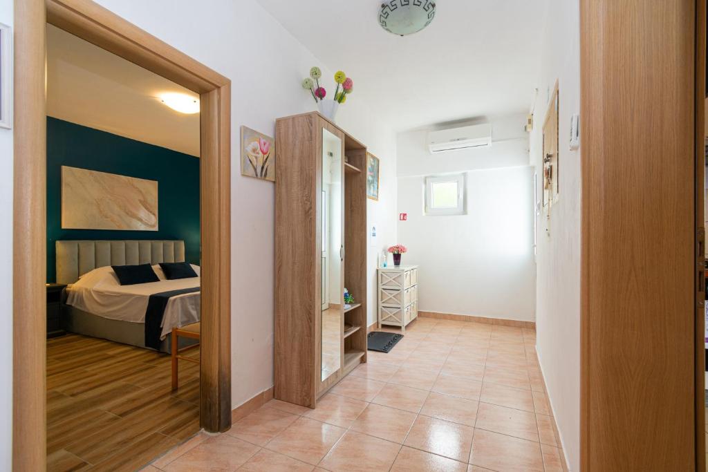 Postel nebo postele na pokoji v ubytování Apartments by the sea Mandre, Pag - 4093