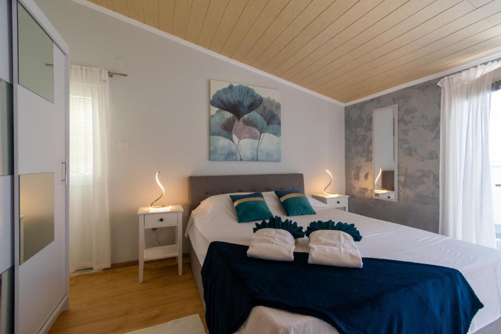 Postel nebo postele na pokoji v ubytování Apartments by the sea Mandre, Pag - 4093