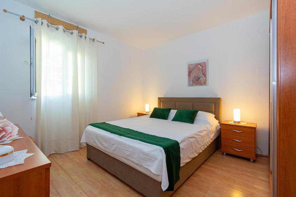 Postel nebo postele na pokoji v ubytování Apartments by the sea Mandre, Pag - 4093