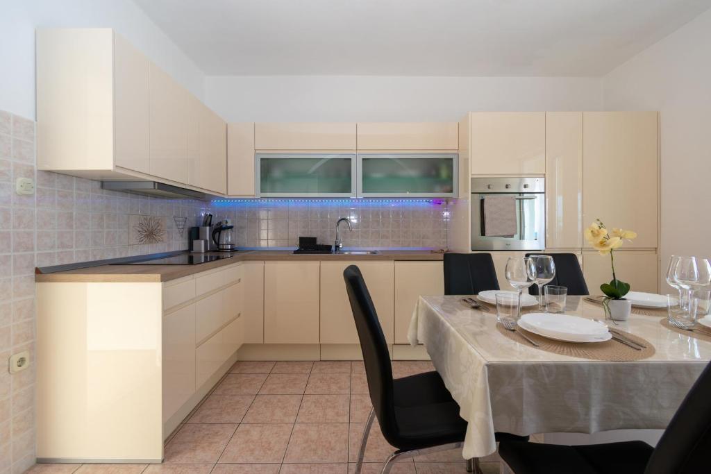 Kuchyň nebo kuchyňský kout v ubytování Apartments by the sea Mandre, Pag - 4093