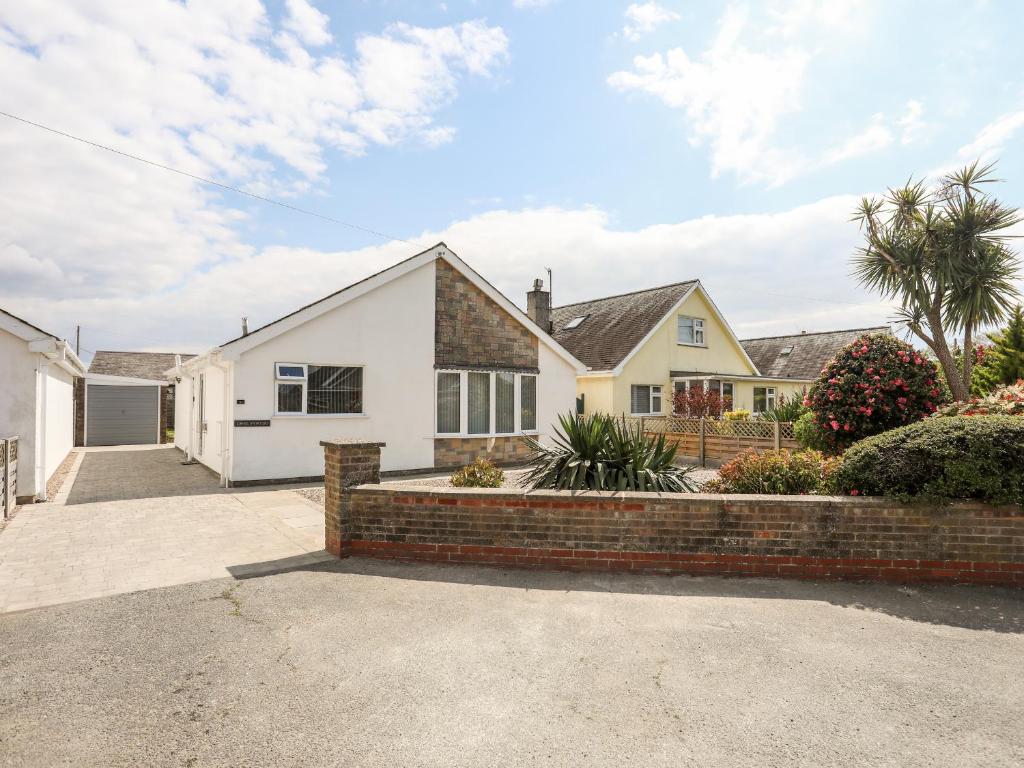 a large white house with a driveway at 31 Beach Road in Porthmadog