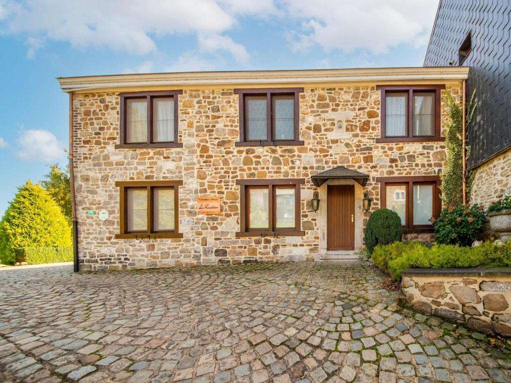 une maison en briques avec une allée en pierre dans l'établissement Stunning holiday home in Theux with sauna, à Theux