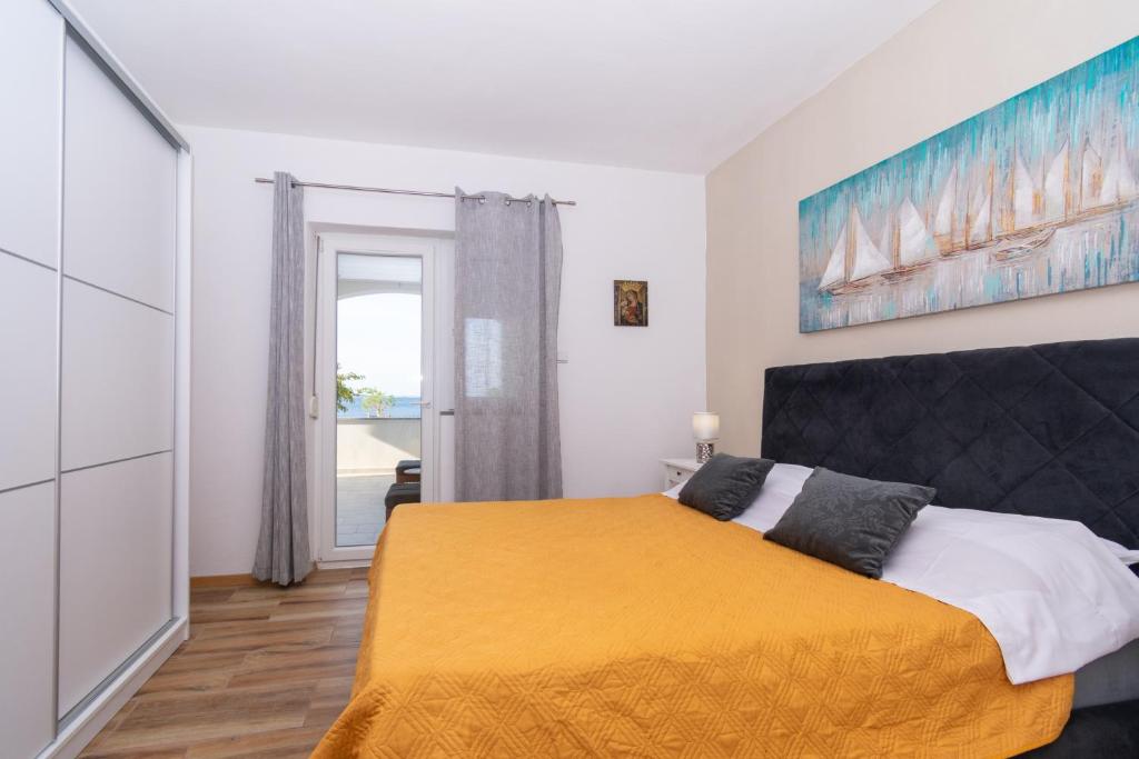 Postel nebo postele na pokoji v ubytování Apartment Mandre 4093a