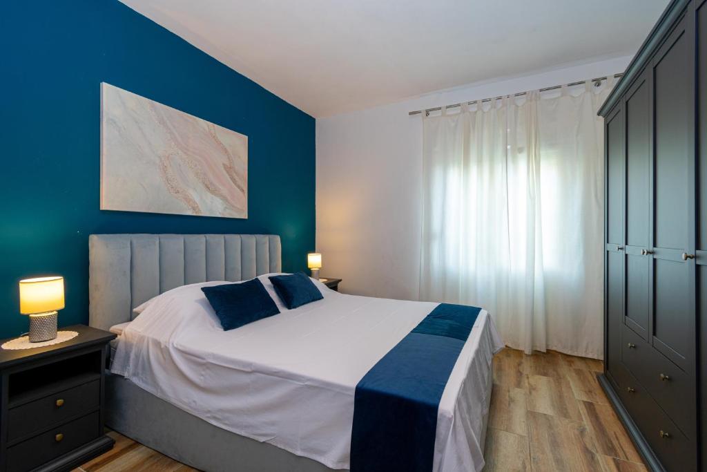 Postel nebo postele na pokoji v ubytování Apartment Mandre 4093a