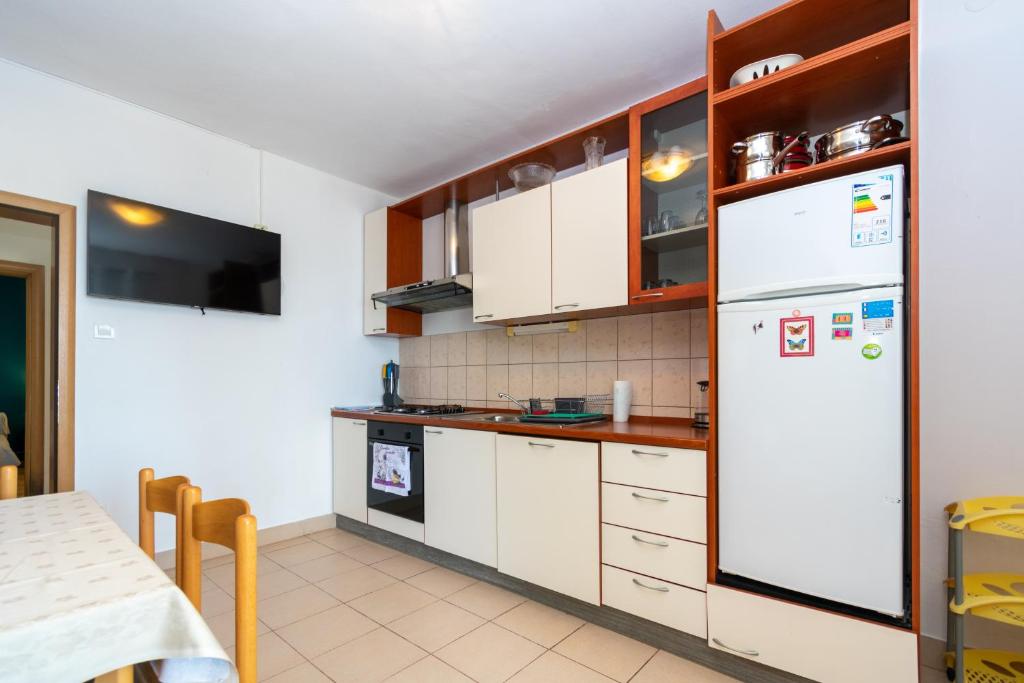 Kuchyň nebo kuchyňský kout v ubytování Apartment Mandre 4093a