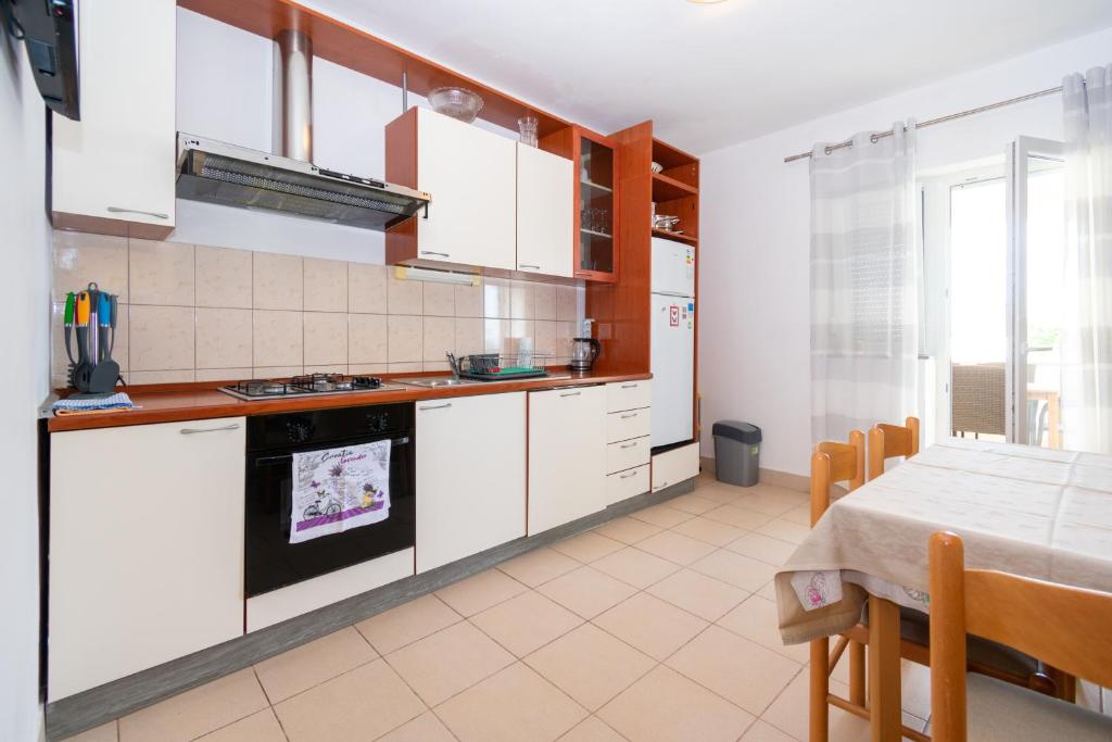 Kuchyň nebo kuchyňský kout v ubytování Apartment Mandre 4093a