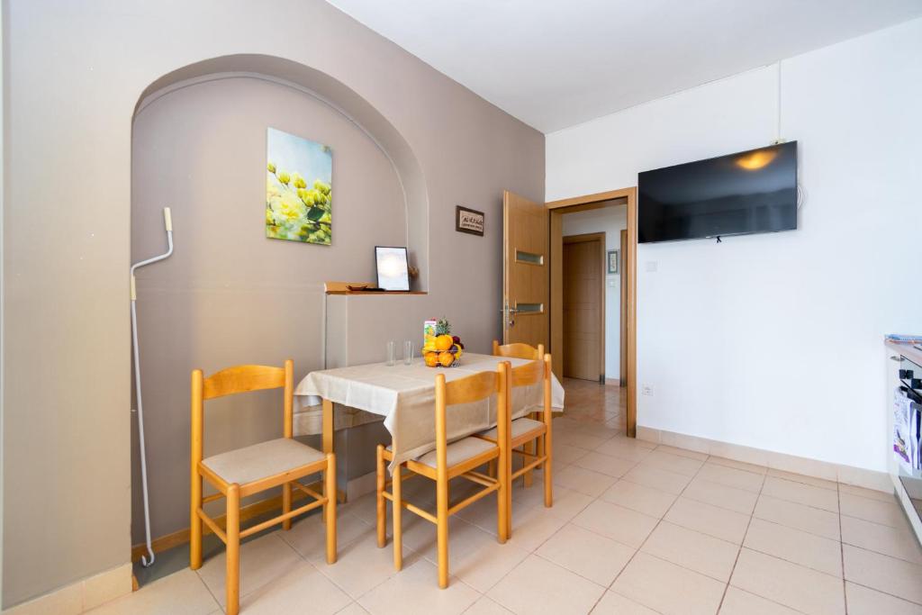TV a/nebo společenská místnost v ubytování Apartment Mandre 4093a