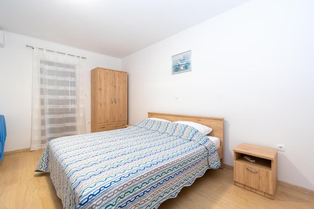 Postel nebo postele na pokoji v ubytování Apartments by the sea Mandre, Pag - 3084