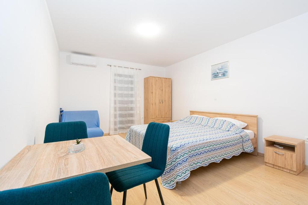 Postel nebo postele na pokoji v ubytování Apartments by the sea Mandre, Pag - 3084