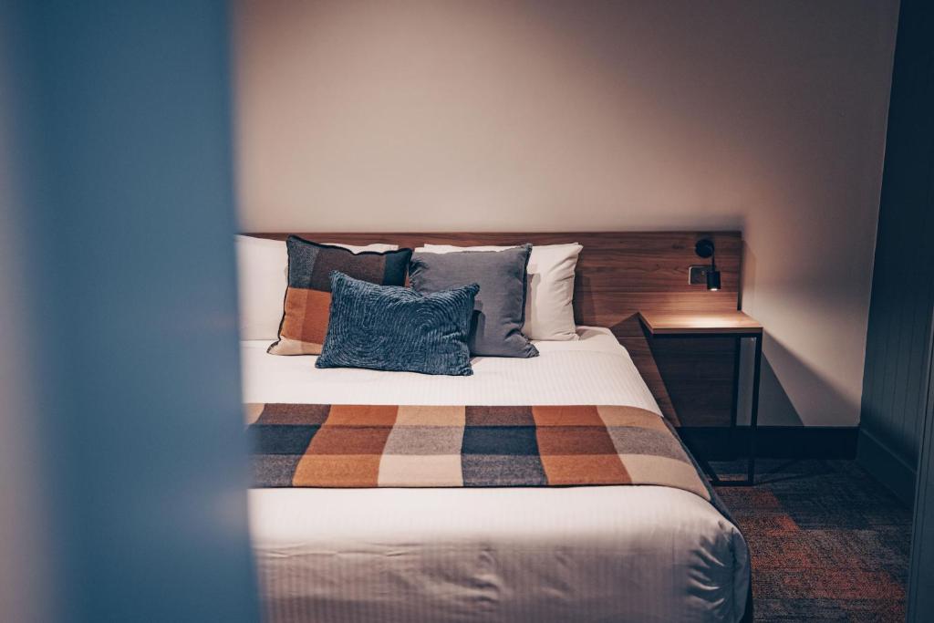 Postel nebo postele na pokoji v ubytování Banjo Paterson Inn