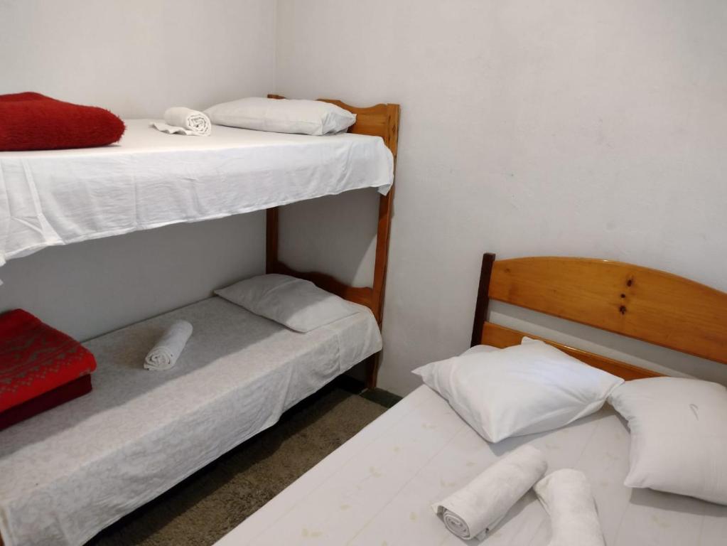 two bunk beds in a small room with at Casa Cogumelo Azul in São Thomé das Letras