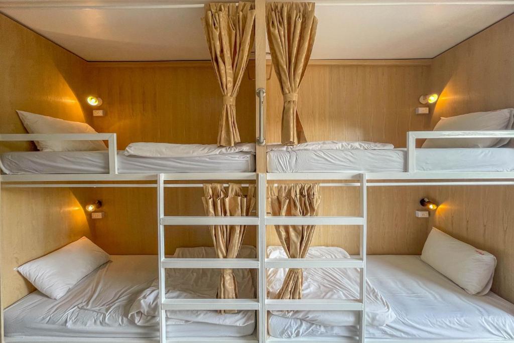 Zimmer mit 3 Etagenbetten in einem Boot in der Unterkunft Potae's House in Chiang Mai