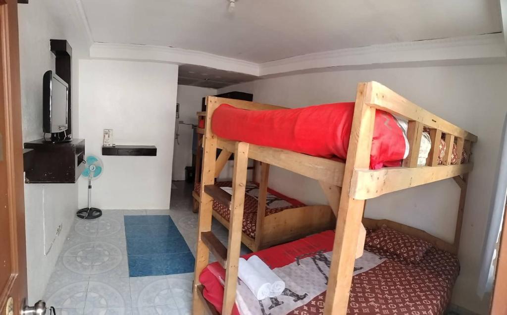 Postel nebo postele na pokoji v ubytování Lola's Lodge