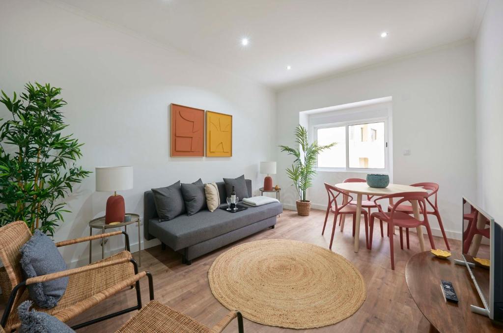 un soggiorno con divano e tavolo di Spacious & Light-Filled 4BR Apartment By TimeColer ad Amadora