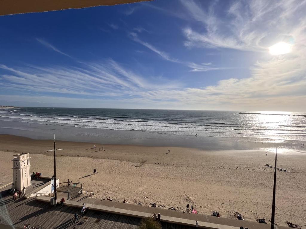 une vue d'une plage avec l'océan dans l'établissement Appartement 2 chambres, centre Les Sables-d'Olonne, balcon, Wifi - FR-1-197-143, à Les Sables-dʼOlonne