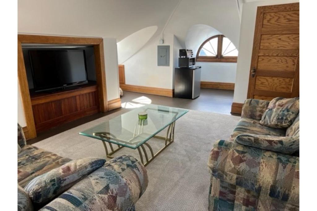 Grand Old White Artist's Loft - Housity