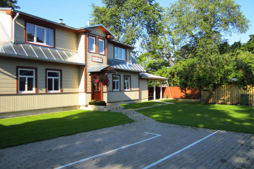 ein Haus mit Rasen davor in der Unterkunft Apartment Pärna in Kuressaare