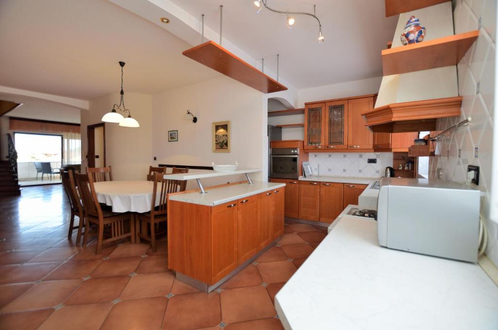 kuchnia ze stołem i jadalnią w obiekcie Apartment Reno w mieście Umag