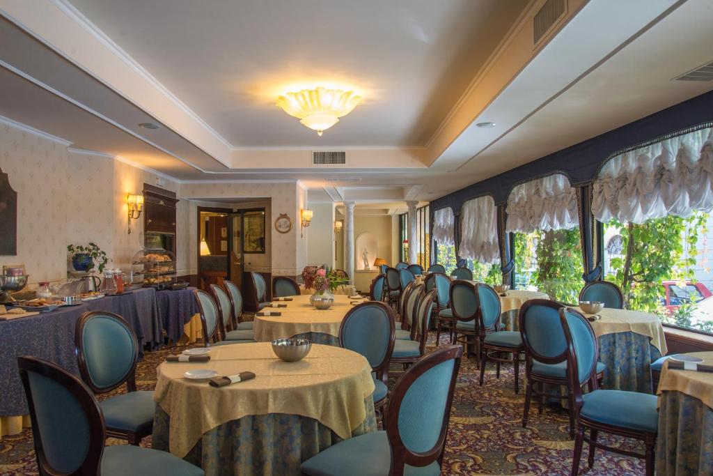 Posezení v ubytování Hotel Columbus sul Lago