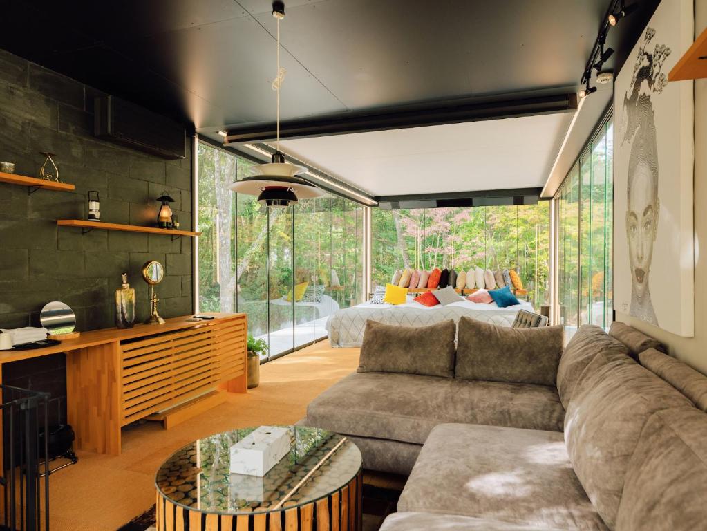 Posezení v ubytování Yufuin Glamping COMOREBI