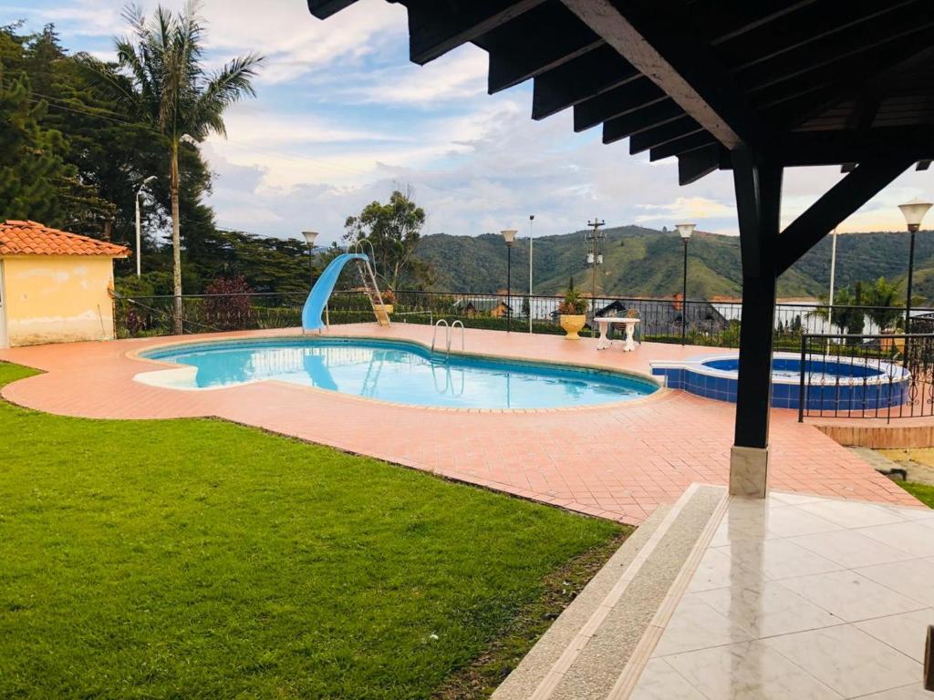 Bazén v ubytování Parcelación Calima nebo v jeho okolí