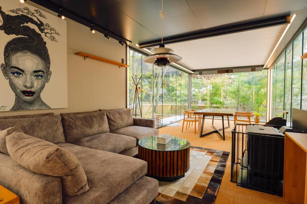 Posezení v ubytování Yufuin Glamping COMOREBI