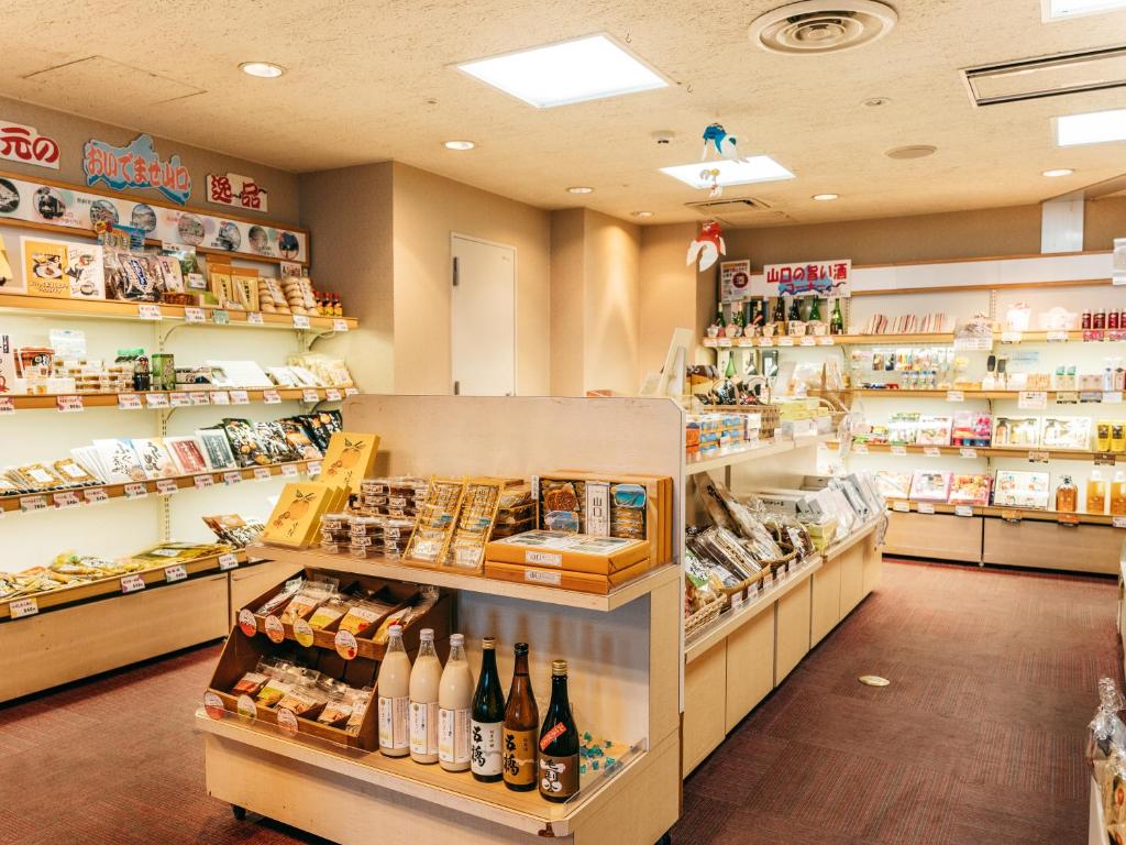 Supermarket nebo jiné obchody v  ryokanu nebo okolí