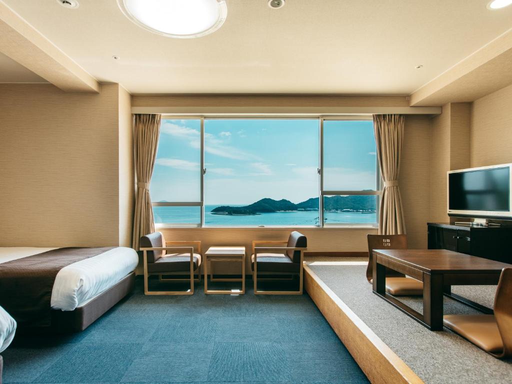 TV a/nebo společenská místnost v ubytování KAMENOI HOTEL Setouchi Hikari